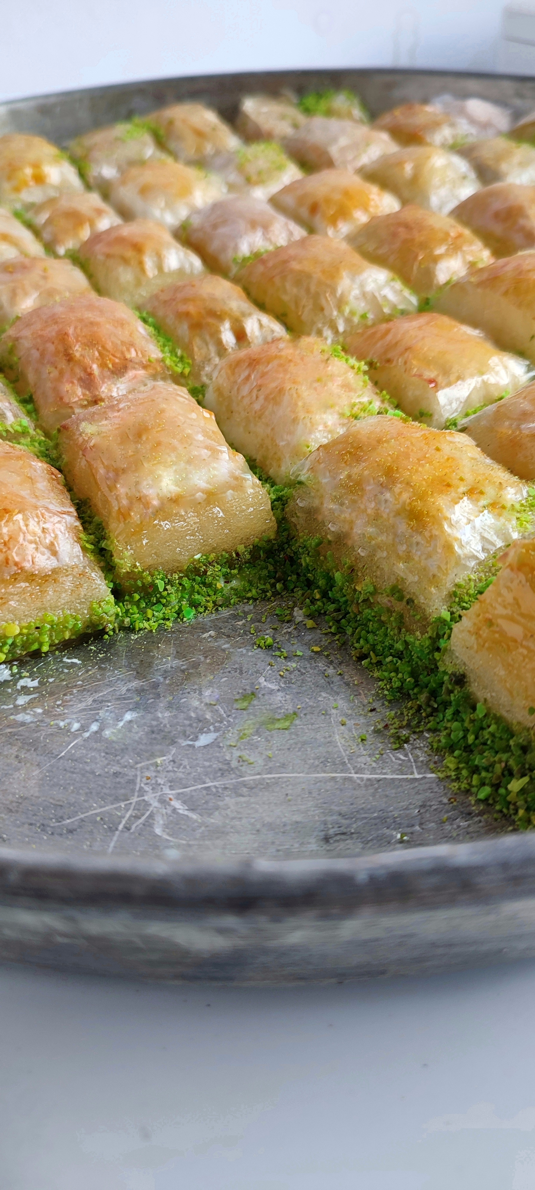 Baklava replikasının katlarını ve el yapımı fıstık ayrıntılarını gösteren yakın plan